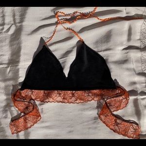 BACK VELVET TOP WITH ORANGE SPIDER DETAIL